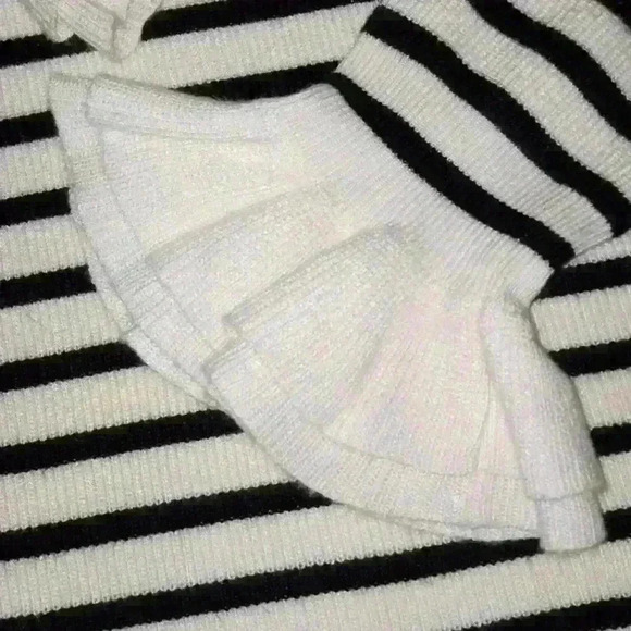 WHITE HOUSE BLACK MARKET BLACK/WHITE STRIPED BELL SLEEVE SWEATER SIZE XS - Picture 2 of 11